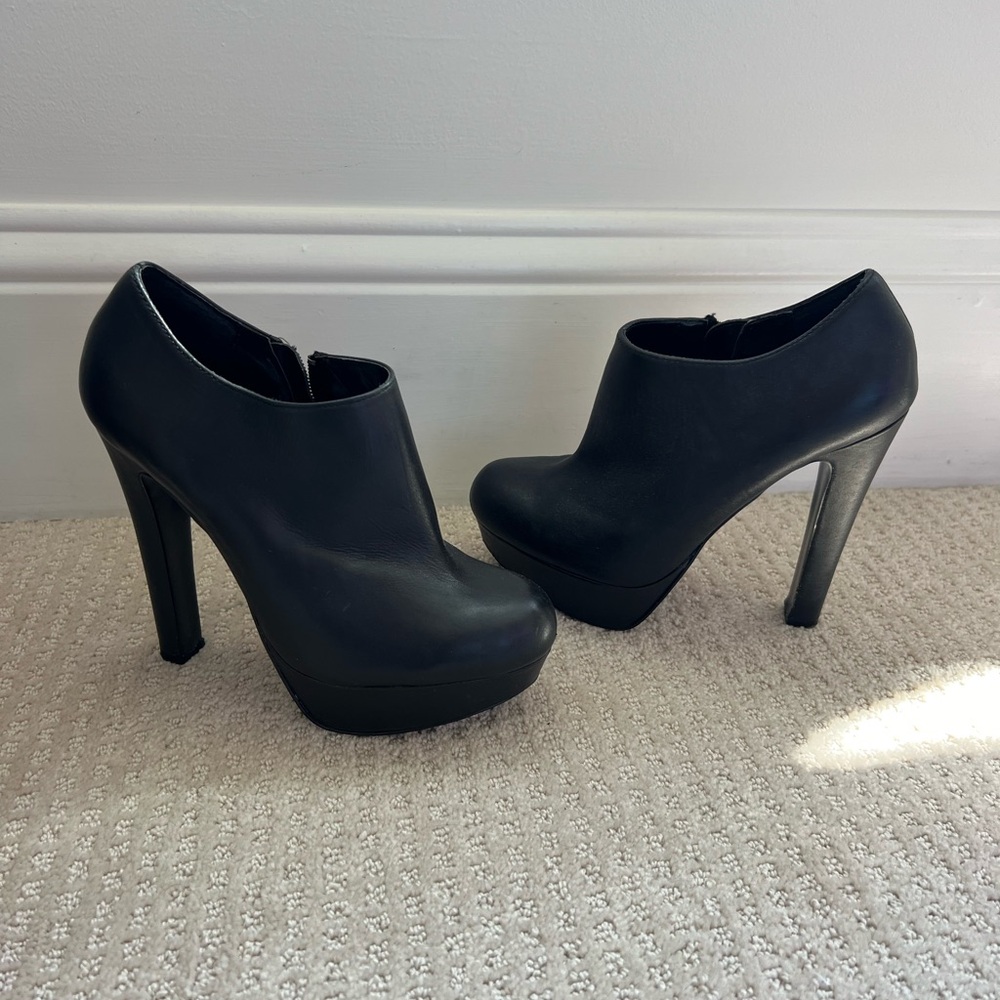 Steve Madden Black booties 7.5